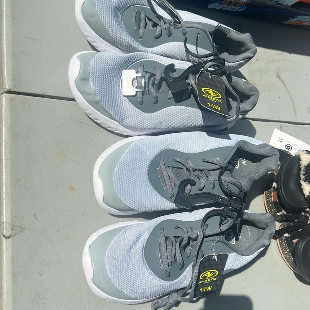 Women’s athletic bundle shoe
